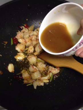 将调好的料汁倒入锅中，继续翻炒。