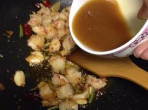 将调好的料汁倒入锅中，继续翻炒。