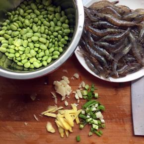 河虾用剪刀剪掉须，毛豆去皮洗干净，葱，蒜，姜洗净切碎