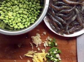 河虾用剪刀剪掉须，毛豆去皮洗干净，葱，蒜，姜洗净切碎