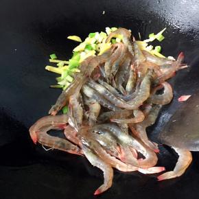 热锅倒入油，放入葱蒜姜爆香，倒入河虾
