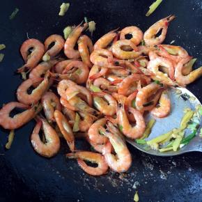 炒至变色，倒入料酒