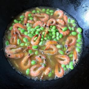 放入毛豆，倒入足够清水，加盐烧10分钟