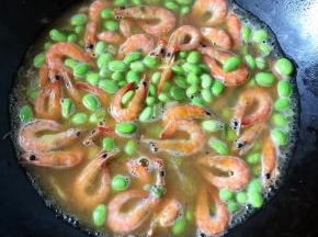 放入毛豆，倒入足够清水，加盐烧10分钟