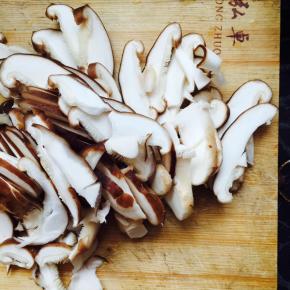 香菇洗干净切片