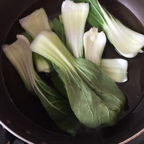 锅里烧开水，把油菜入开水焯烫一下