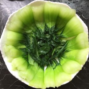 烫1分钟后捞出来沥干水分摆盘