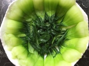 烫1分钟后捞出来沥干水分摆盘