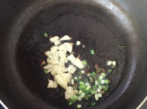 锅烧热倒油，葱和蒜入锅炒出香味