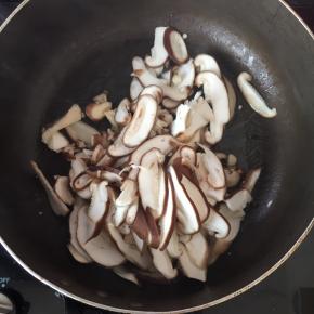 香菇倒入锅里烧香