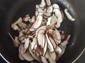 香菇倒入锅里烧香