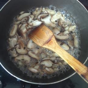 然后倒入些水烧开