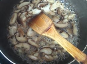 然后倒入些水烧开