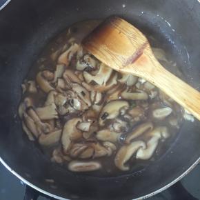 加入生抽，盐
 倒入些许玉米淀粉勾芡一下