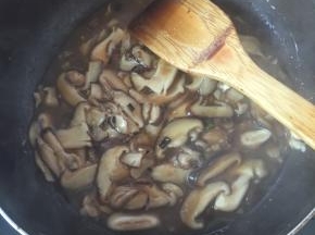 加入生抽，盐
 倒入些许玉米淀粉勾芡一下