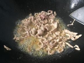 锅热倒油，倒入肉丝炒至变色