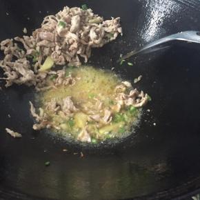 放入姜，蒜，葱爆香