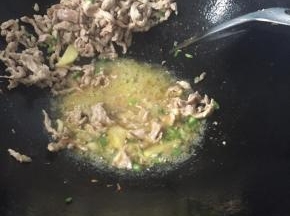 放入姜，蒜，葱爆香