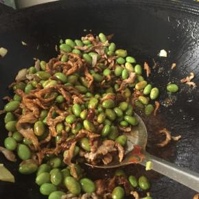 炒1分钟，倒入料酒，盐，老抽，白糖，辣椒酱炒匀