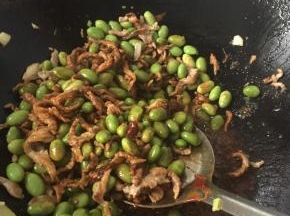 炒1分钟，倒入料酒，盐，老抽，白糖，辣椒酱炒匀