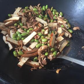 煮几分钟，倒入香干炒匀，再煮1分钟，放入青椒