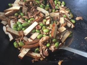 煮几分钟，倒入香干炒匀，再煮1分钟，放入青椒