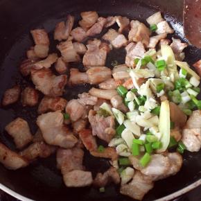 放入葱姜蒜入锅炒香