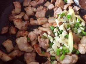 放入葱姜蒜入锅炒香