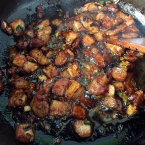 倒入一勺料酒，1勺老抽，一小勺白糖，少许蚝油炒匀，加适量水