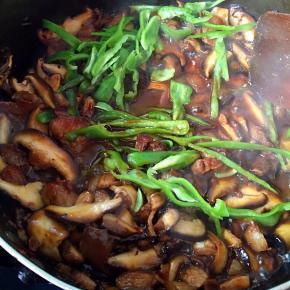 放入青椒炒熟后加适量盐炒匀即可