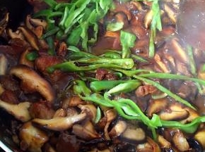 放入青椒炒熟后加适量盐炒匀即可