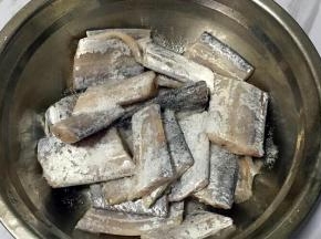 带鱼清洗干净，店家会帮忙处理切段，清洗干净就好