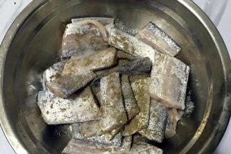 用盐，黑胡椒拌匀腌制1小时