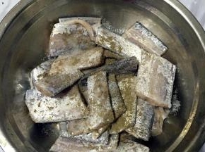 用盐，黑胡椒拌匀腌制1小时