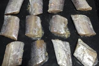 用不粘锅或者电饼档，倒少许油，将带鱼放入煎至两面熟即可