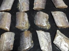 用不粘锅或者电饼档，倒少许油，将带鱼放入煎至两面熟即可