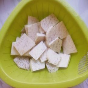 香芋洗净去皮切成厚点的片状，洒些盐腌制片刻