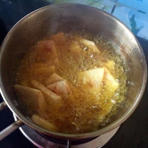 另起一锅，倒多些的油，香芋放进去炸