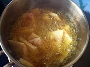 另起一锅，倒多些的油，香芋放进去炸