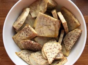 炸至表面微黄，捞出备用