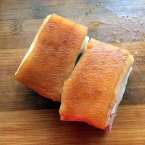 再把五花肉皮朝下放进去炸，赶紧盖上盖子，不然会砰的到处都是，炸完再炸另一面