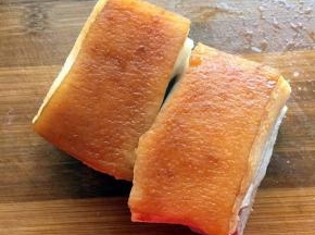 再把五花肉皮朝下放进去炸，赶紧盖上盖子，不然会砰的到处都是，炸完再炸另一面