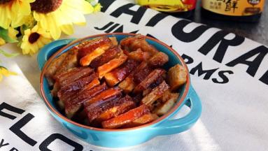 蒸好的汤汁倒在碗里，然后倒扣在盘子里，再倒入汤汁就可以了