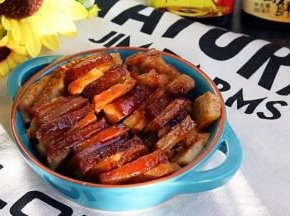 蒸好的汤汁倒在碗里，然后倒扣在盘子里，再倒入汤汁就可以了