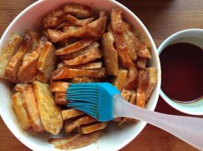 碗里倒入味事达酱香酱，味极鲜，腐乳汁，糖，盐拌匀
取个深碗，一片肉片一片香芋片，肉皮朝下，整齐地码在碗中，均匀地刷上调好的汁