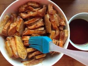 碗里倒入味事达酱香酱，味极鲜，腐乳汁，糖，盐拌匀
取个深碗，一片肉片一片香芋片，肉皮朝下，整齐地码在碗中，均匀地刷上调好的汁