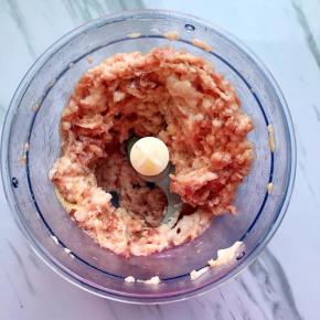 猪肉洗净，和姜片一起用料理机打成肉糜