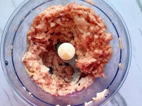 猪肉洗净，和姜片一起用料理机打成肉糜
