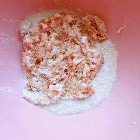 糯米倒掉多余的水用料理机打碎，不用打太碎，肉糜和糯米倒入盆里