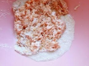 糯米倒掉多余的水用料理机打碎，不用打太碎，肉糜和糯米倒入盆里